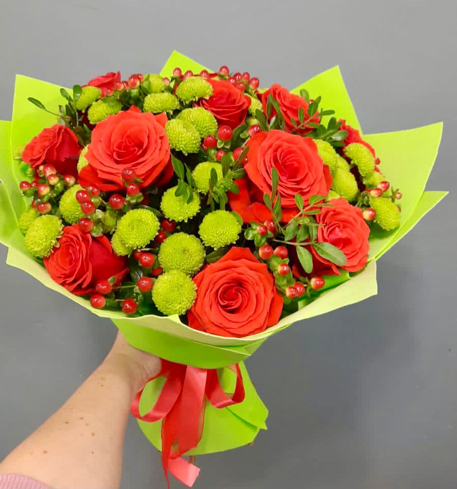 Букет цветов из: Хризантемы и Розы в Вершину Тёи