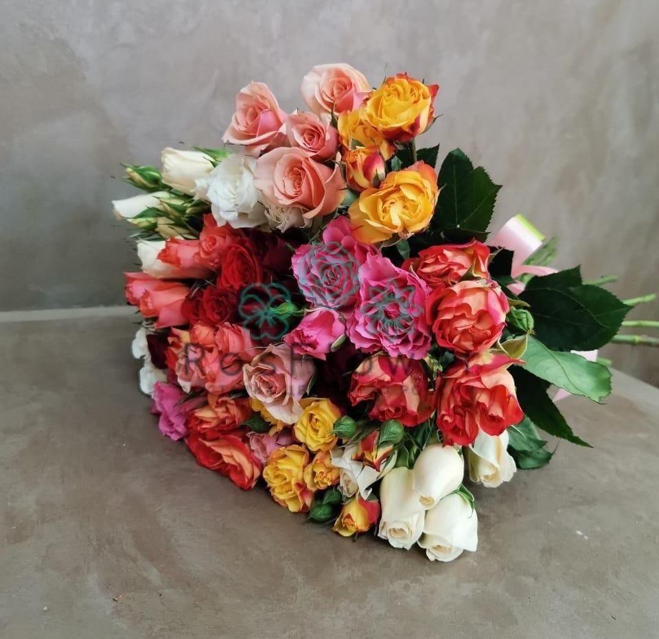 Букет цветов из: Розы в Вершину Тёи