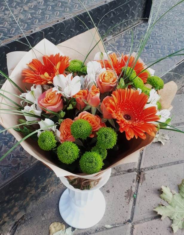 Букет цветов из: Герберы, Хризантемы, Альстромерии и Розы в Вершину Тёи