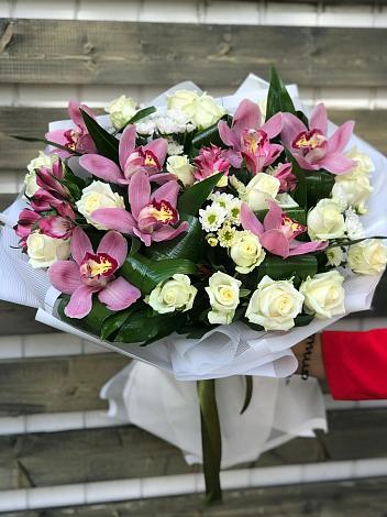 Букет цветов из: Розы и Хризантемы в Вершину Тёи