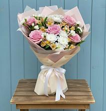 Букет цветов из:  Гвоздики, Орхидеи и Розы в Вершину Тёи