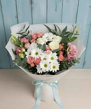 Букет цветов из:  Розы, Лизиантусы и Хризантемы в Вершину Тёи
