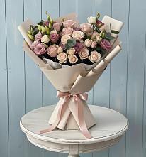 Букет цветов из:  Розы и Лизиантусы в Вершину Тёи