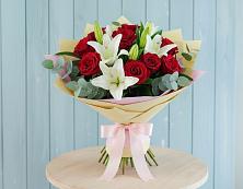 Букет цветов из:  Лилии и Розы в Вершину Тёи