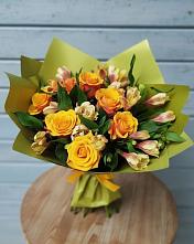 Букет цветов из:  Альстромерии и Розы в Вершину Тёи