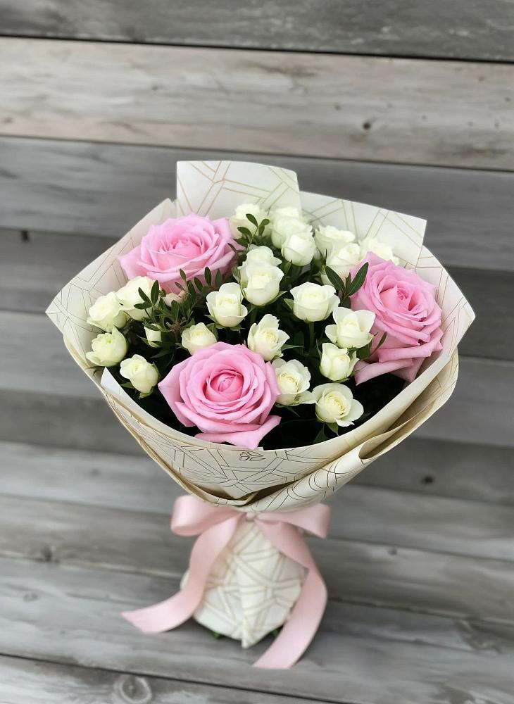 Букет цветов из: Розы в Вершину Тёи
