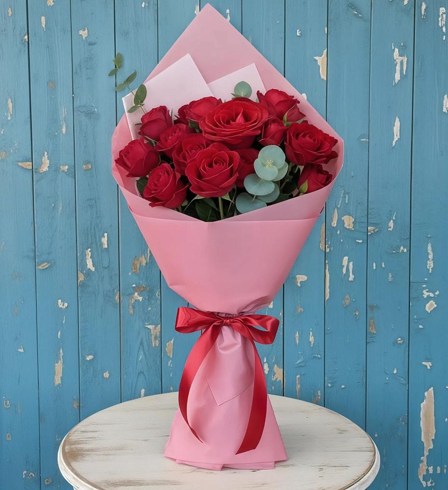 Букет цветов из: Розы в Вершину Тёи