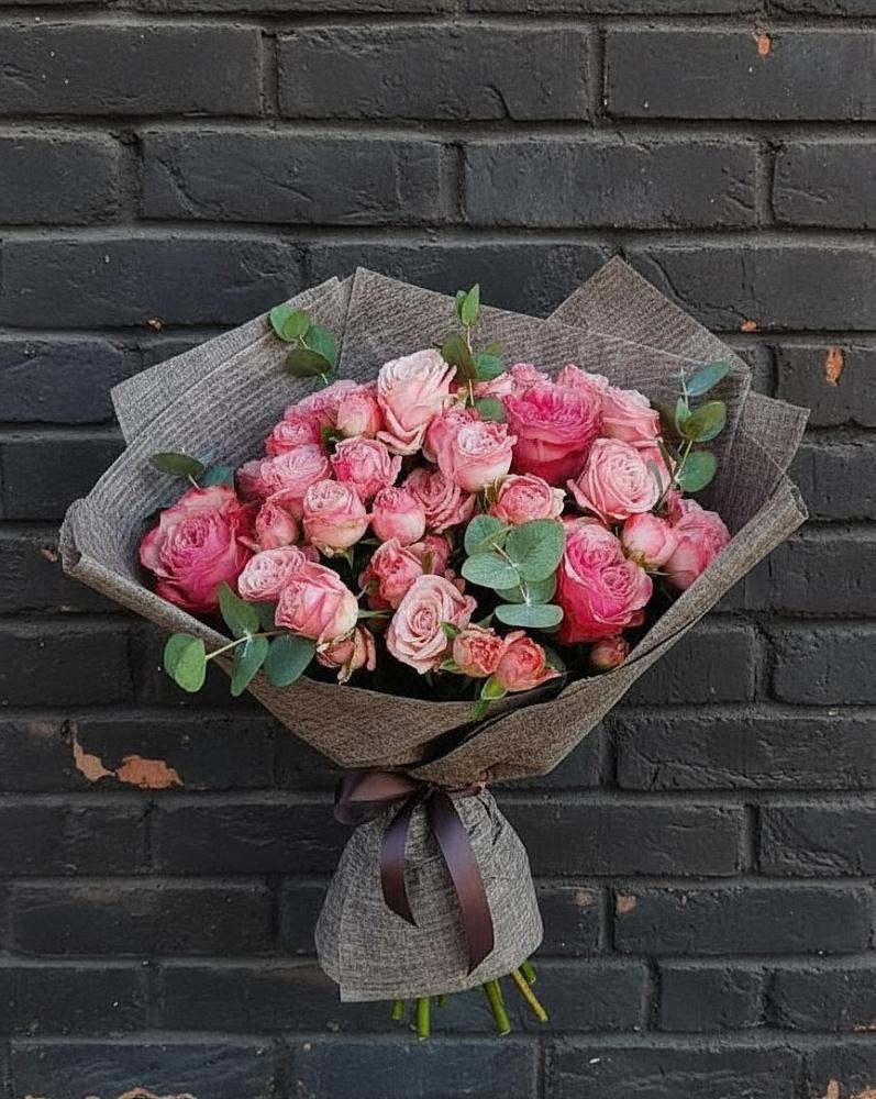 Букет цветов из: Розы в Вершину Тёи