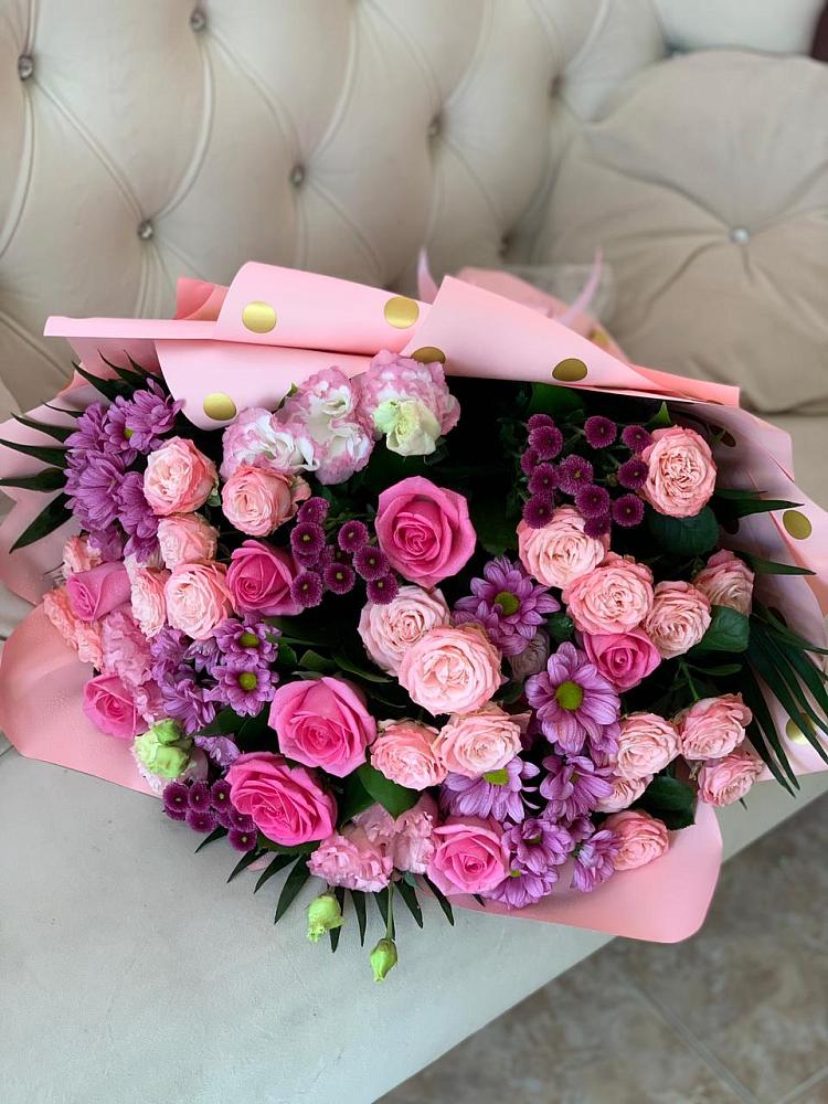 Букет цветов из: Хризантемы, Розы и Лизиантусы в Вершину Тёи