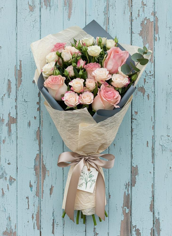 Букет цветов из: Розы в Вершину Тёи