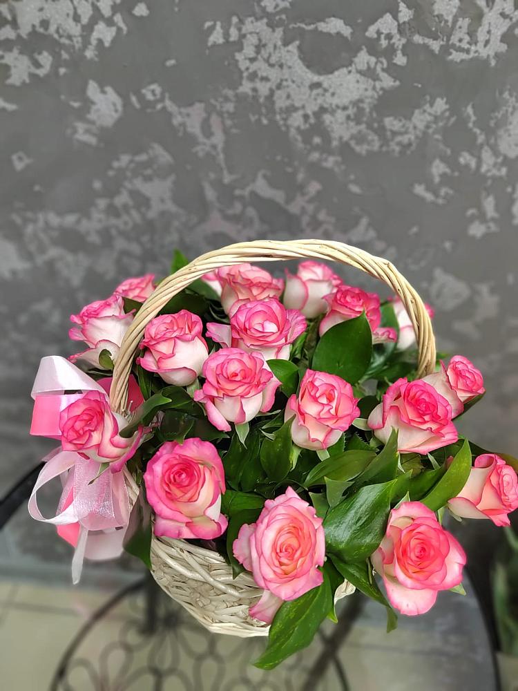 Цветочная композиция из Розы в корзине в Вершину Тёи