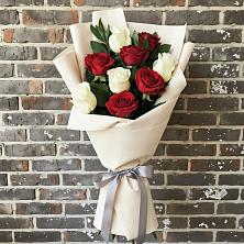 Букет цветов из:  Розы в Вершину Тёи