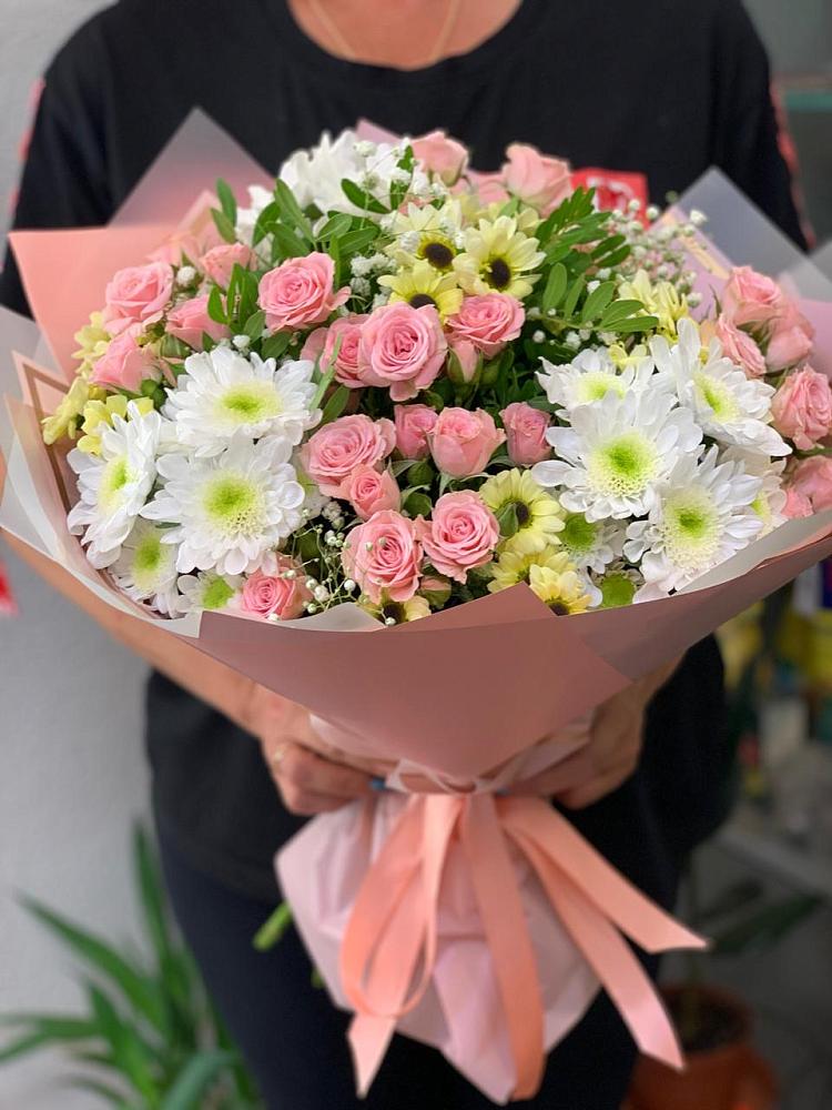 Букет цветов из: Розы и Хризантемы в Вершину Тёи