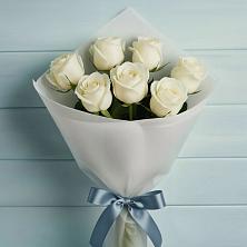 Букет 7 Белых роз Эдлесс Лав в Вершину Тёи