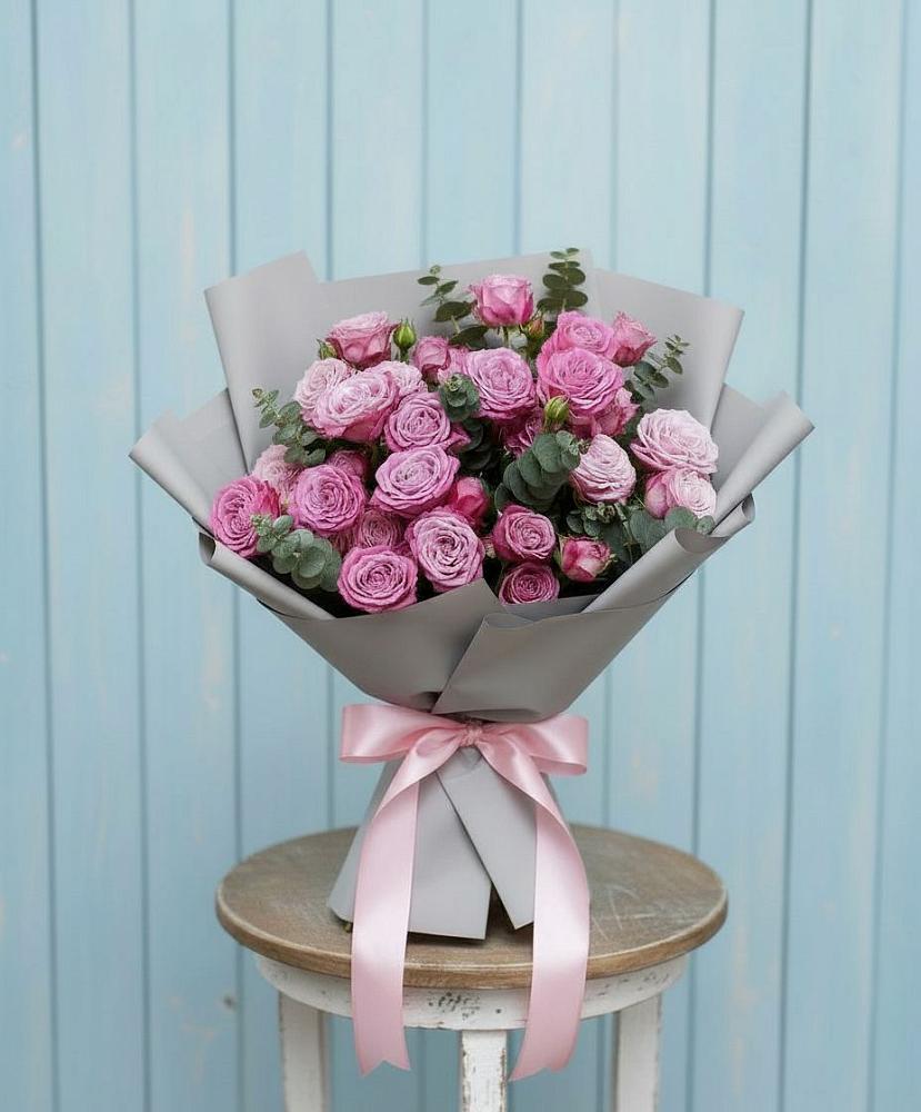 Букет цветов из: Розы в Вершину Тёи