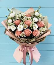 Букет цветов из:  Розы, Альстромерии и Лизиантусы в Вершину Тёи