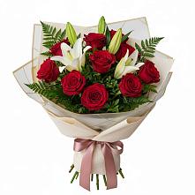 Букет цветов из:  Лилии и Розы в Вершину Тёи