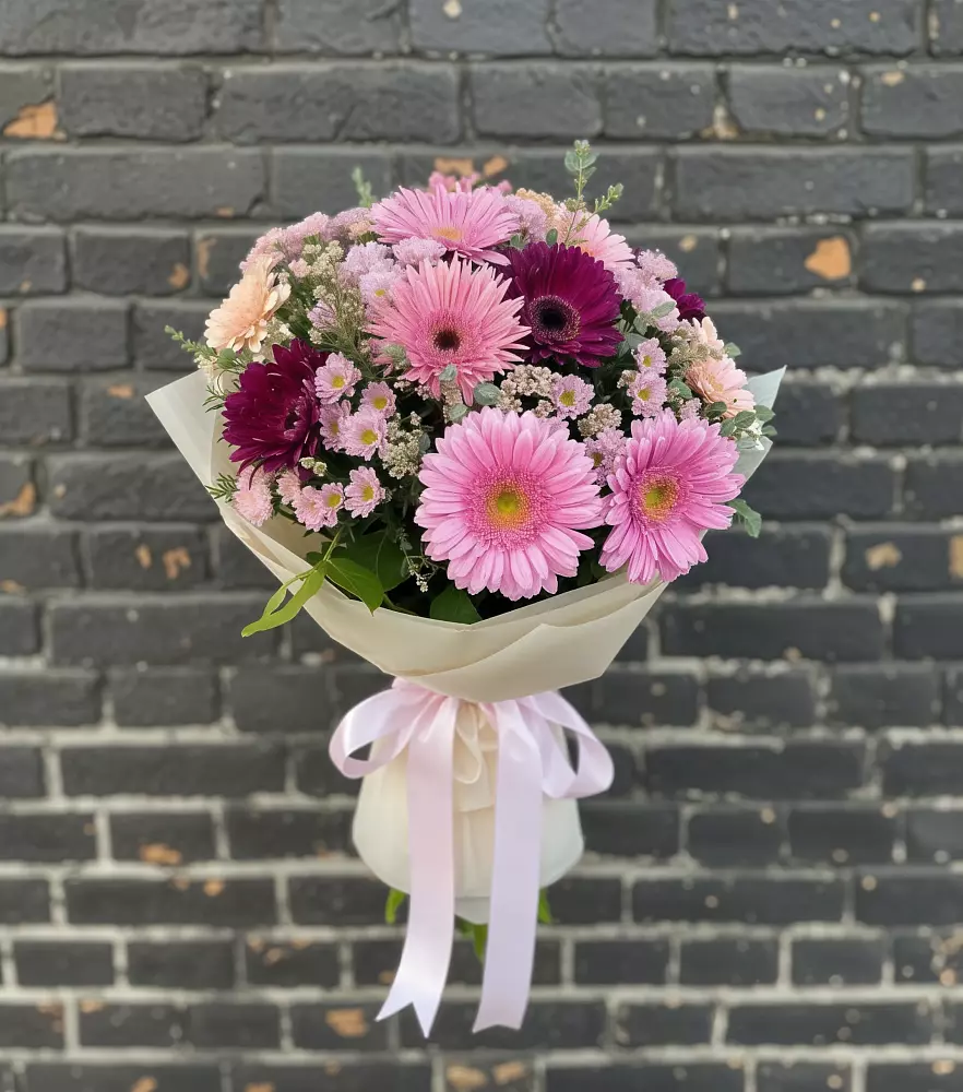 Букет цветов из: Герберы и Хризантемы в Вершину Тёи
