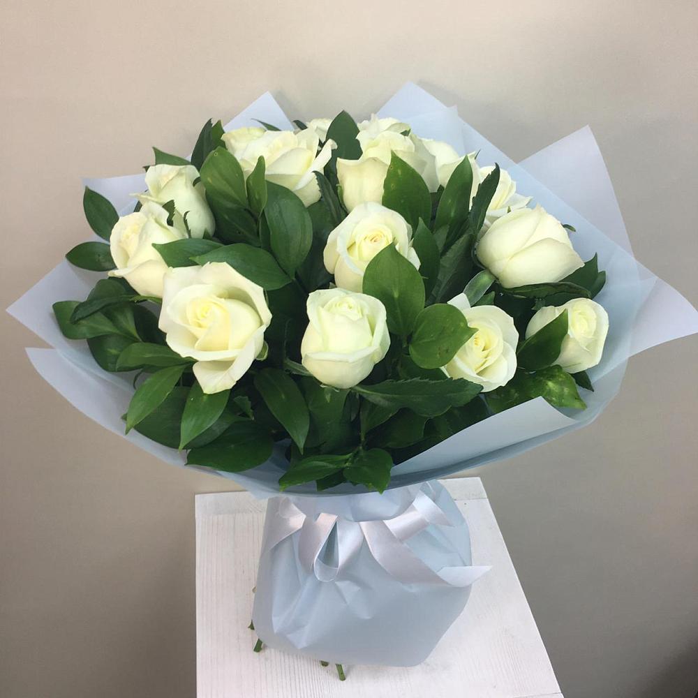 Букет 15 Белых роз Проуд в Вершину Тёи