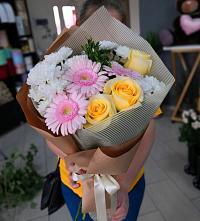 Букет цветов из:  Герберы, Розы и Хризантемы в Вершину Тёи