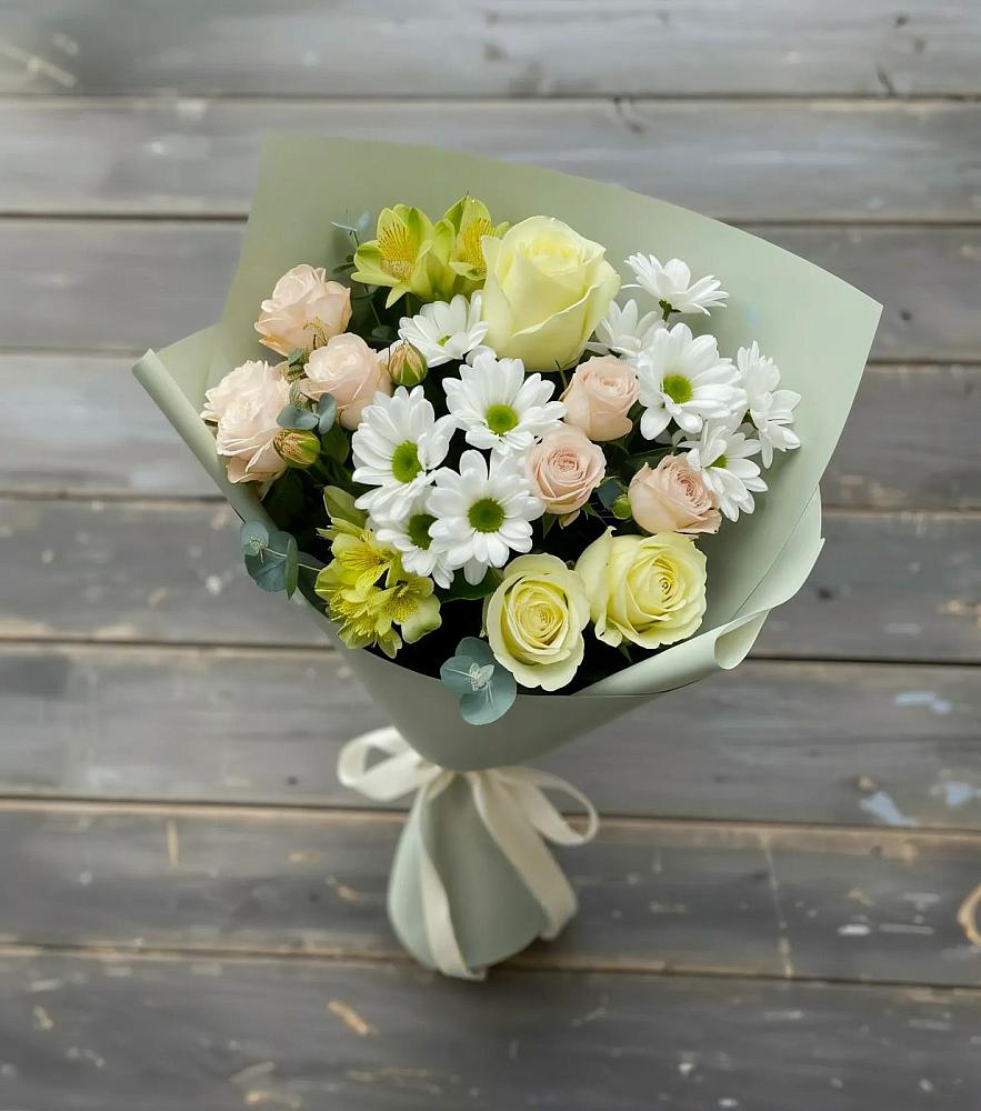 Букет цветов из: Альстромерии, Розы и Хризантемы в Вершину Тёи