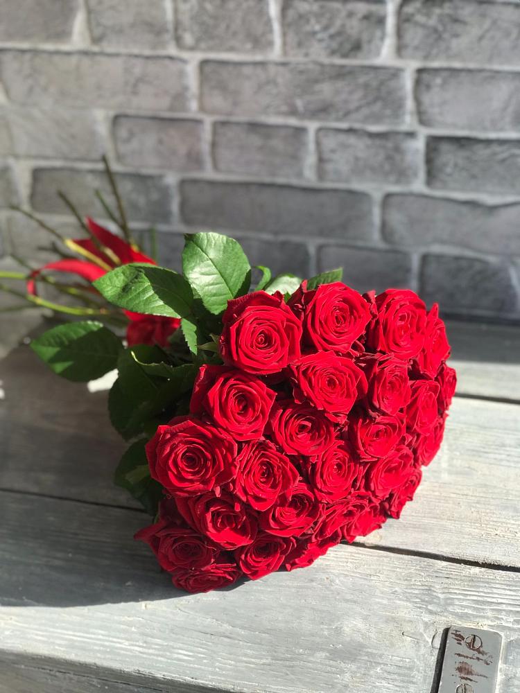 Букет Красные розы Фридом в Вершину Тёи