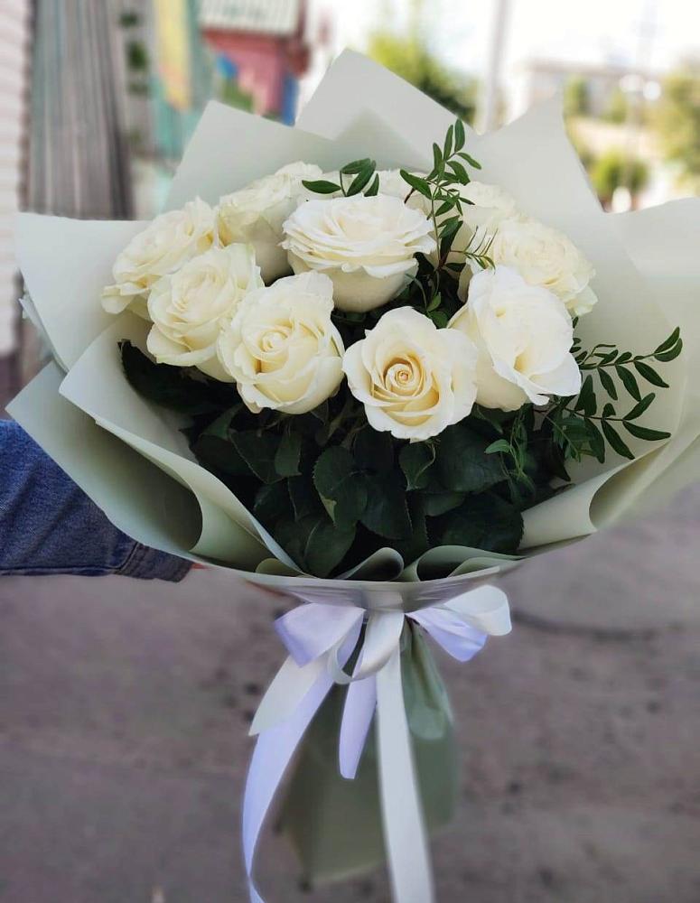 Букет Белые розы Проуд в Вершину Тёи