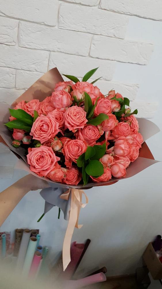 Букет цветов из: Розы в Вершину Тёи