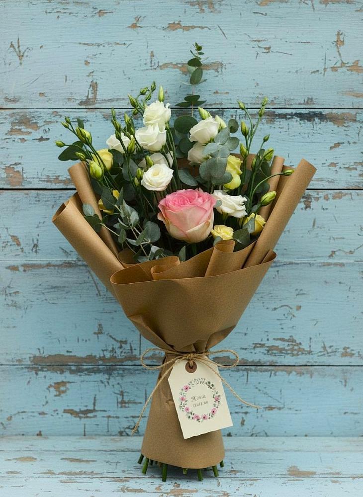 Букет цветов из: Розы и Лизиантусы в Вершину Тёи