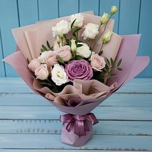 Букет цветов из:  Розы и Лизиантусы в Вершину Тёи