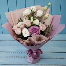Букет цветов из:  Розы и Лизиантусы в Вершину Тёи