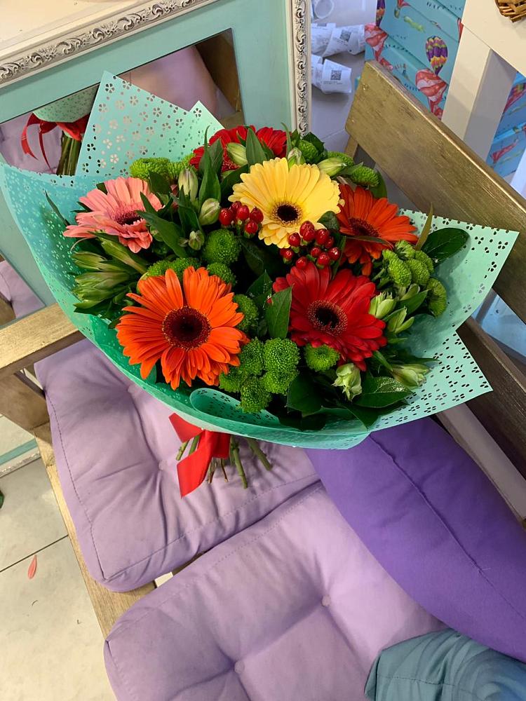 Букет цветов из: Герберы, Хризантемы и Альстромерии в Вершину Тёи