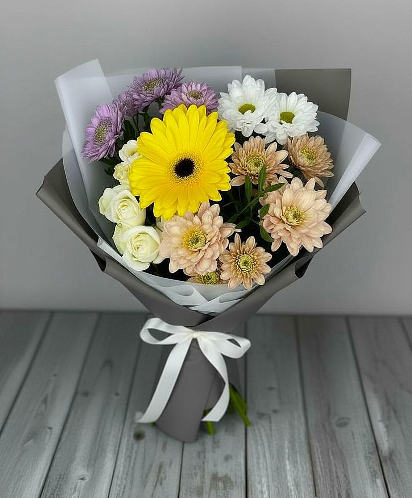 Букет цветов из: Розы, Герберы и Хризантемы в Вершину Тёи