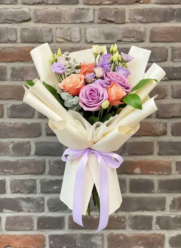 Букет цветов из: Лизиантусы и Розы в Вершину Тёи