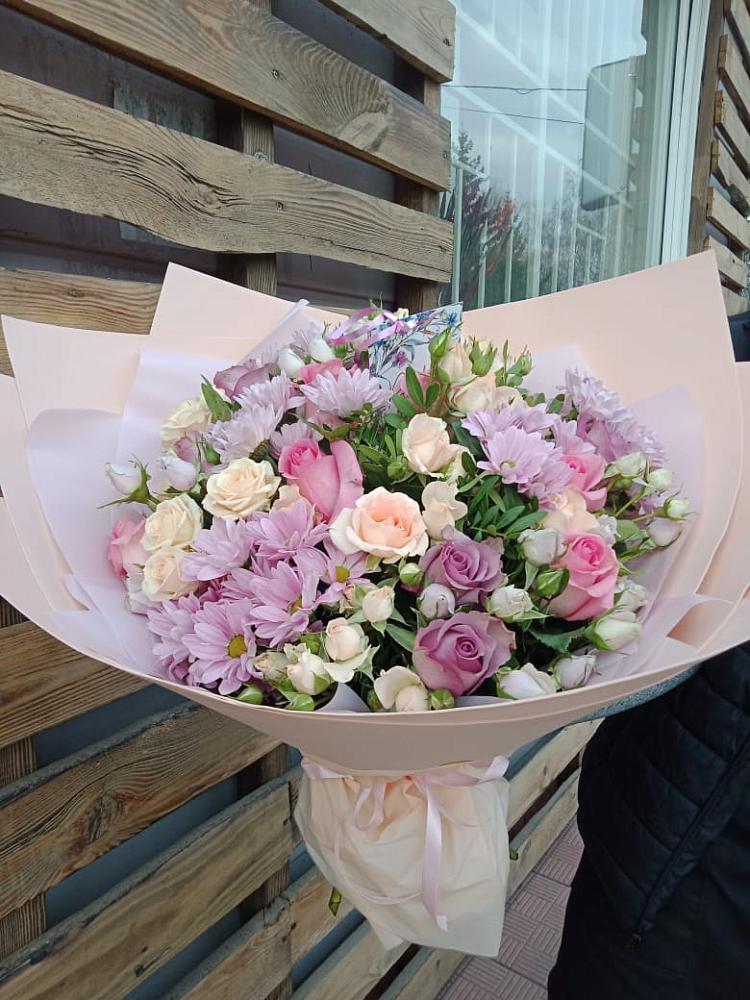 Букет цветов из: Розы и Хризантемы в Вершину Тёи