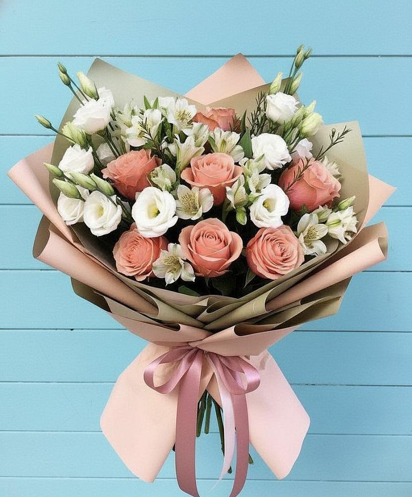Букет цветов из: Розы, Альстромерии и Лизиантусы в Вершину Тёи