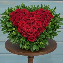 Цветочная композиция из Розы в виде сердца в Вершину Тёи