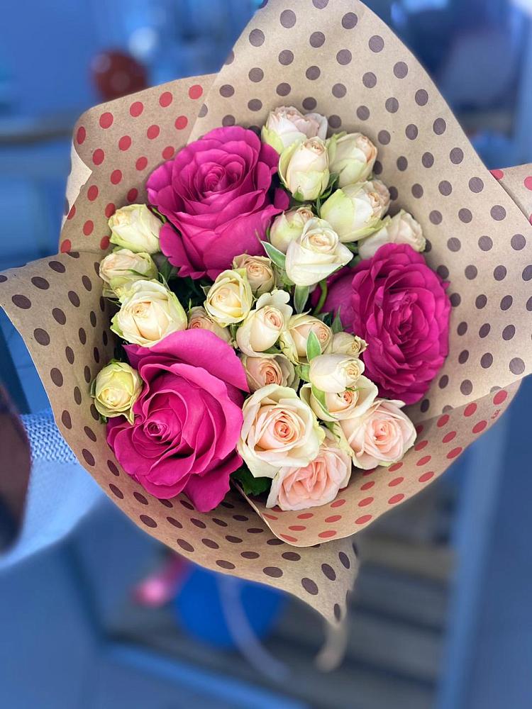 Букет цветов из: Розы в Вершину Тёи