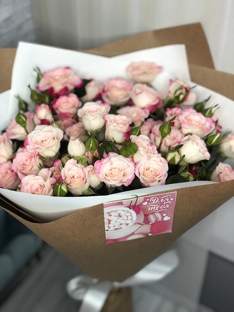 Букет цветов из: Розы в Вершину Тёи