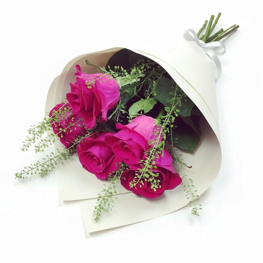 Букет цветов из: Розы в Вершину Тёи