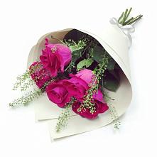 Букет цветов из:  Розы в Вершину Тёи