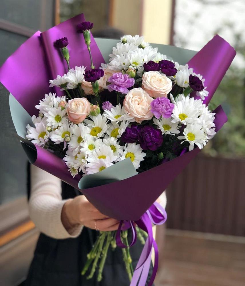 Букет цветов из: Хризантемы, Гвоздики и Розы в Вершину Тёи