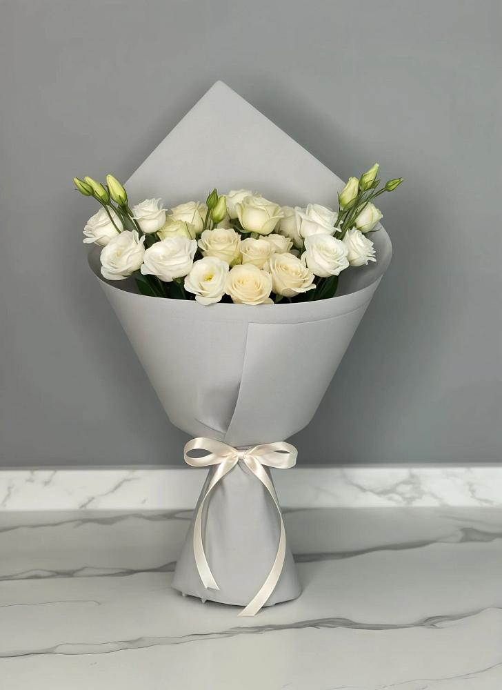 Букет цветов из: Розы и Лизиантусы в Вершину Тёи