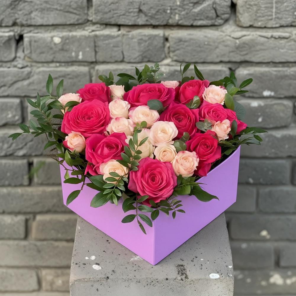 Цветочная композиция из Розы в коробке в Вершину Тёи