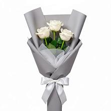 Букет 3 белые розы в Вершину Тёи