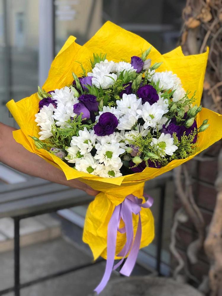 Букет цветов из: Ирисы, Хризантемы и Ромашки в Вершину Тёи