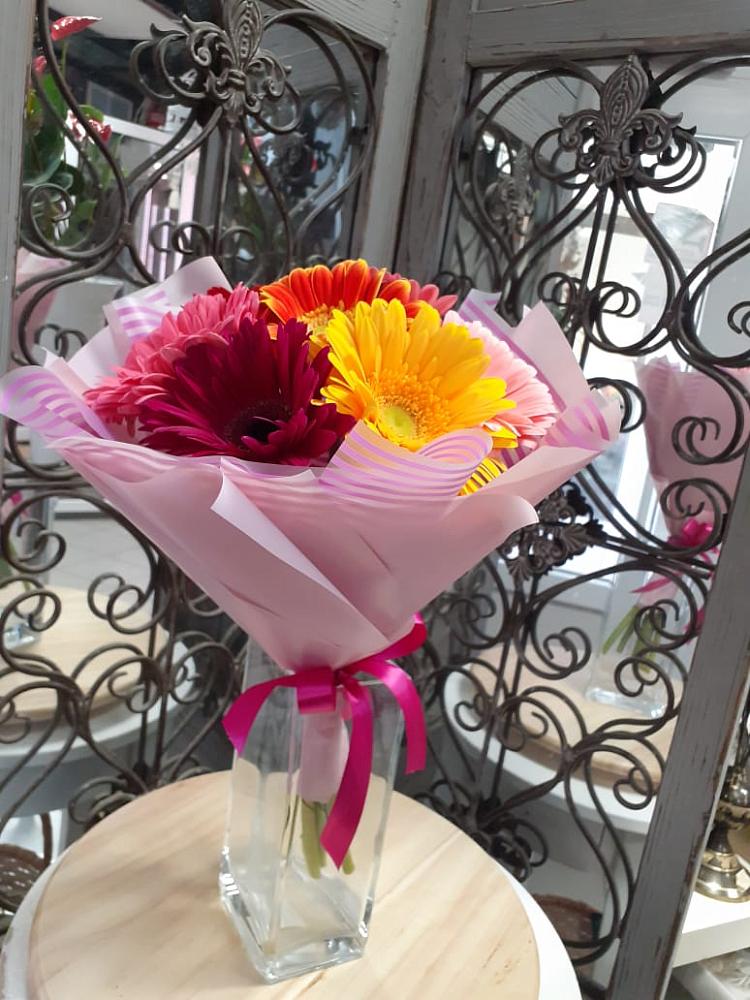 Букет цветов из: Герберы в Вершину Тёи