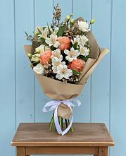 Букет цветов из:  Альстромерии, Лизиантусы, Розы и Хризантемы в Вершину Тёи