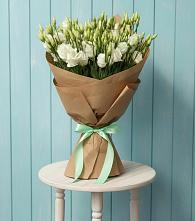 Букет цветов из:  Лизиантусы в Вершину Тёи