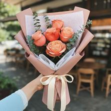 Букет цветов из:  Розы в Вершину Тёи
